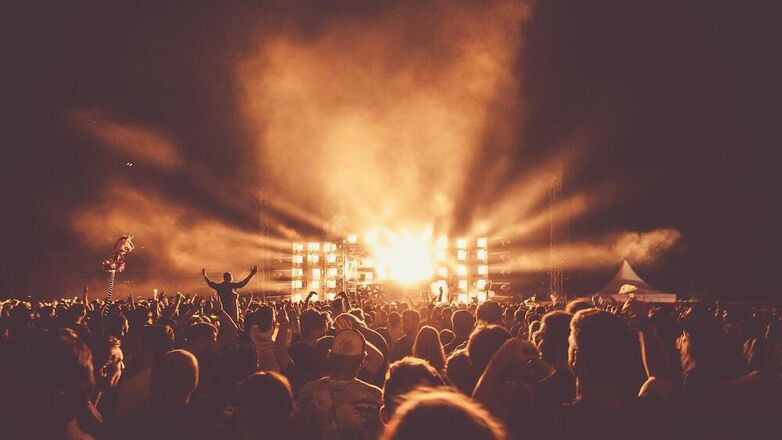 Hoe ga je om met puberende kinderen die gaan stappen of festivallen?